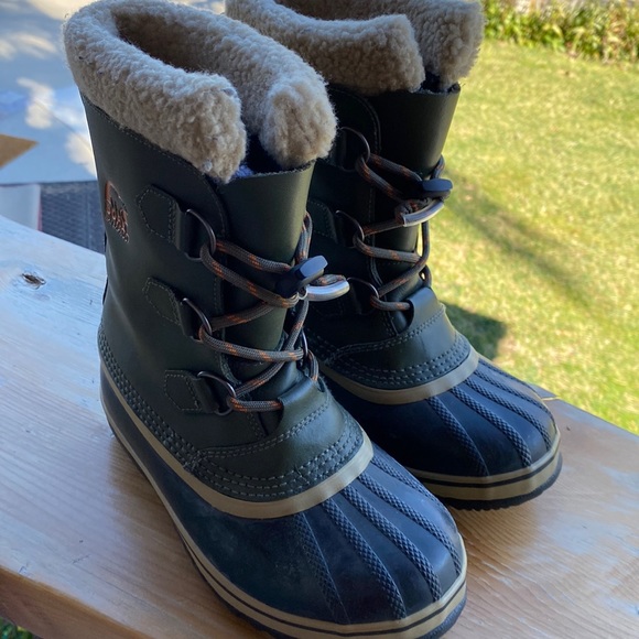 Kids Sorel winter boots size 3 - Picture 2 of 13